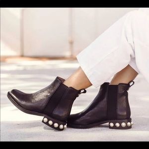 Louse et Cie- Leather Ankle Booties Chelsea pearl